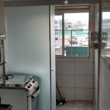 FECHAMENTO DE AREA DE SERVIÇO COM PELICULA JATEADA